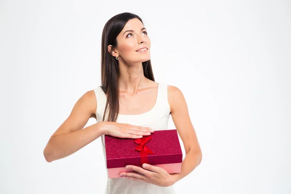 Mujer sosteniendo caja de regalo y mirando hacia arriba —  Fotos de Stock