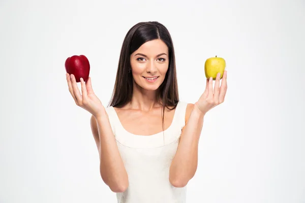 Szczęśliwy, piękna kobieta trzyma dwa jabłka — Zdjęcie stockowe