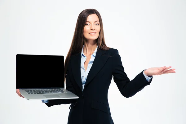 Empresária mostrando tela de laptop em branco — Fotografia de Stock