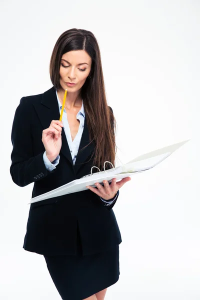 Geschäftsfrau liest Dokumente in Ordner — Stockfoto