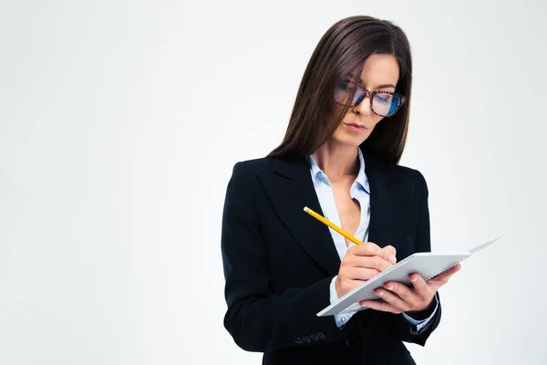 Zakenvrouw schrijven notities in notitieblok — Stockfoto