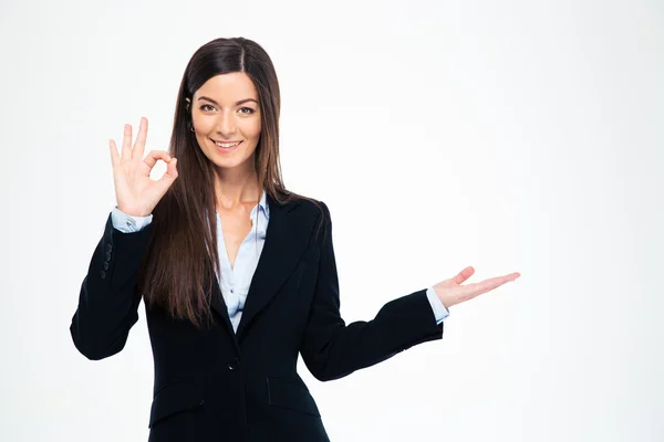 Glückliche Geschäftsfrau zeigt Ok-Zeichen — Stockfoto