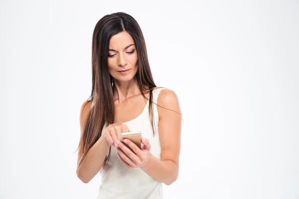 Hermosa mujer usando teléfono inteligente — Foto de Stock