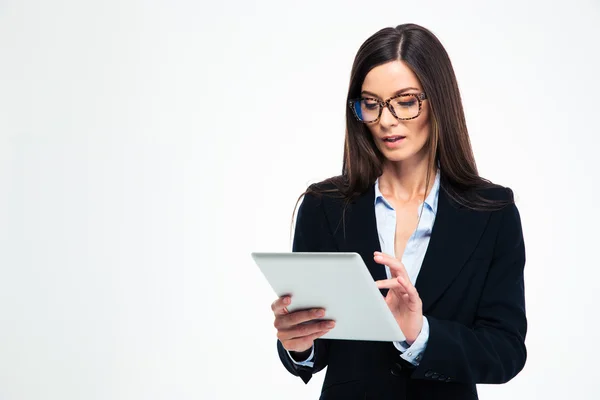 Affärskvinna med hjälp av tablet PC — Stockfoto