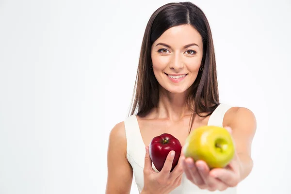 Усміхнена жінка дає яблуко на камеру — стокове фото