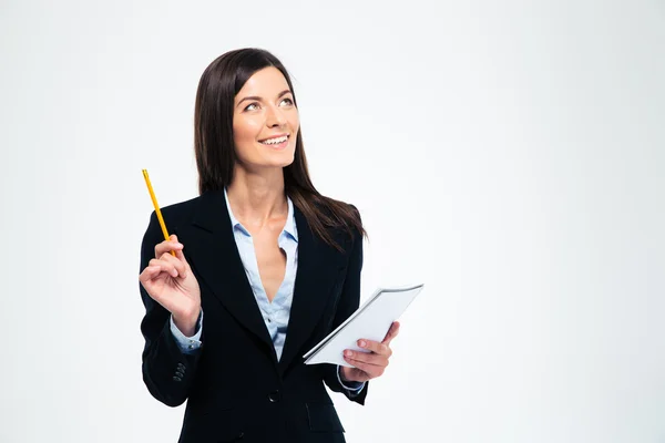 Geschäftsfrau hält Bleistift mit Notizbuch — Stockfoto