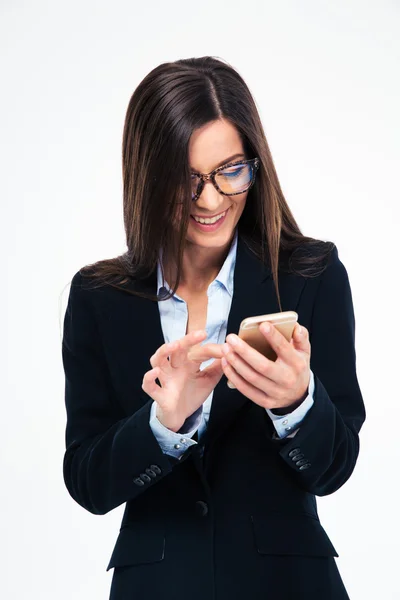 Femme d'affaires en lunettes à l'aide d'un smartphone — Photo