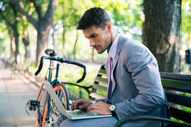 yakışıklı işadamı dizüstü kullanarak