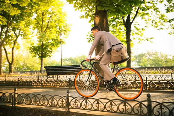 Işadamı binicilik bisiklet — Stok fotoğraf