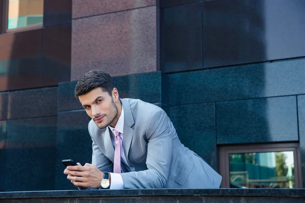 Επιχειρηματίας χρησιμοποιώντας smartphone σε εξωτερικούς χώρους — Φωτογραφία Αρχείου
