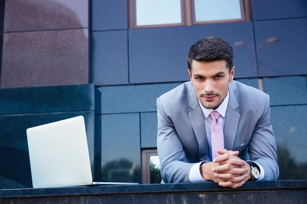 Homem de negócios com laptop ao ar livre — Fotografia de Stock