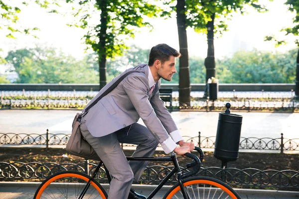 ビジネスマンの乗馬の自転車 — ストック写真