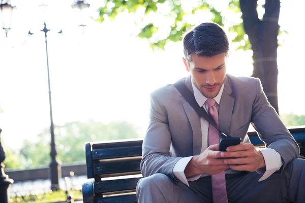 Hombre de negocios usando smartphone — Foto de Stock