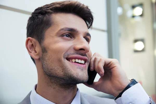 Homme d'affaires parlant au téléphone — Photo