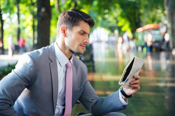 Hombre de negocios leyendo el periódico al aire libre —  Fotos de Stock
