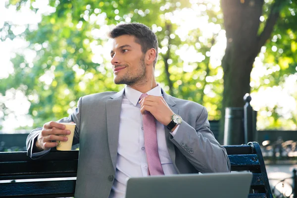 Empresário beber café ao ar livre — Fotografia de Stock