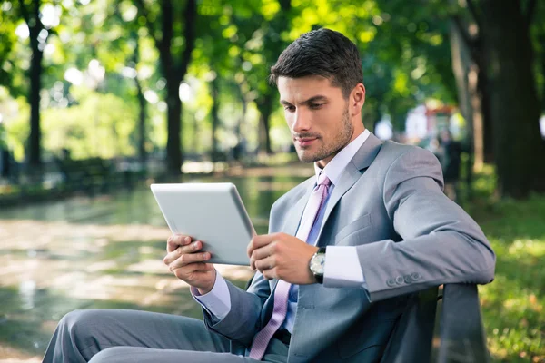 Geschäftsmann nutzt Tablet-Computer im Freien — Stockfoto