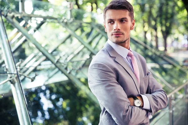 Retrato de un hombre de negocios seguro al aire libre —  Fotos de Stock