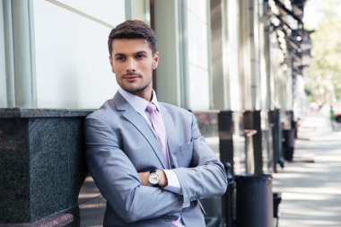 katlanmış kollu yakışıklı işadamı portresi