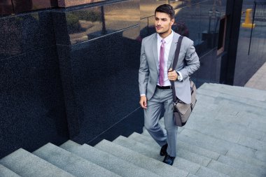 Merdivenlerde açık havada yürüyüş işadamı