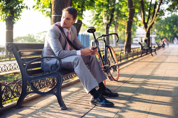 Hombre de negocios sentado en el banco — Foto de Stock