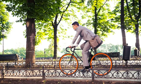 商人骑自行车 — 图库照片