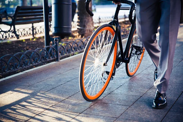 自転車と歩くビジネスマン — ストック写真