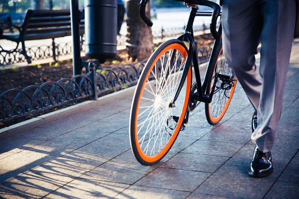 Zakenman wandelen met de fiets — Stockfoto