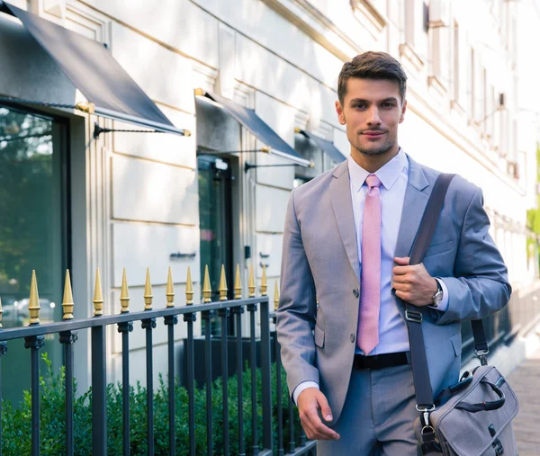 Retrato de um belo jovem empresário — Fotografia de Stock