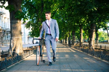 Bisiklet ile yürüyüş işadamı 