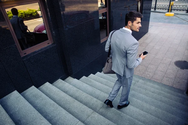 Retrato de un hombre de negocios con smartphone al aire libre —  Fotos de Stock