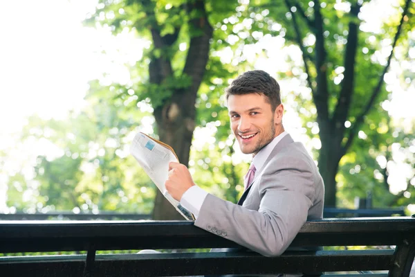 Geschäftsmann hält Zeitung — Stockfoto