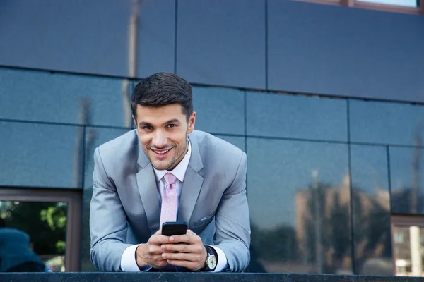 Zakenman met smartphone buitenshuis — Stockfoto