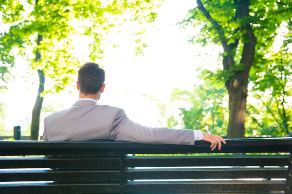 Empresario sentado en el banco al aire libre —  Fotos de Stock