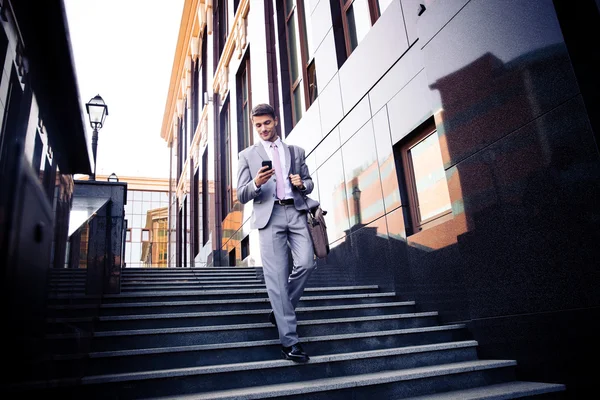 スマート フォンを屋外で使うビジネスマン — ストック写真