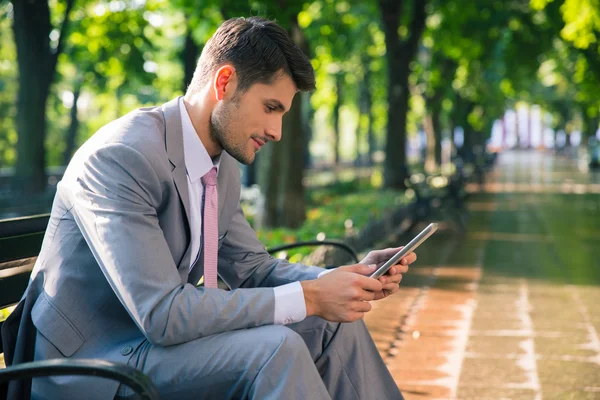 Empresario que usa tableta al aire libre — Foto de Stock