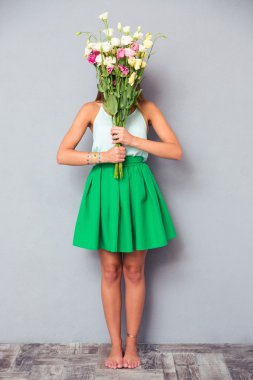 Çiçekli yüzünü kaplayan kadın 