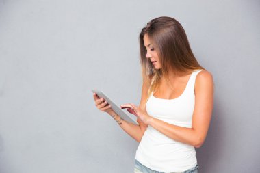 tablet bilgisayar kullanan kız 