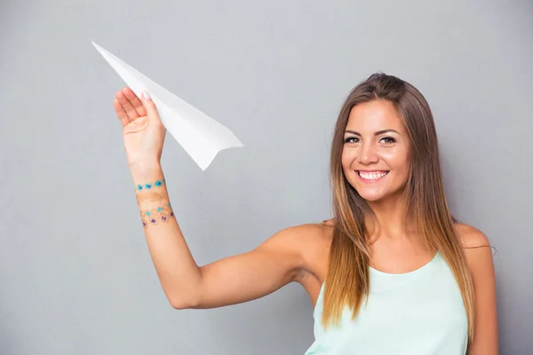 Mulher segurando avião de papel — Fotografia de Stock