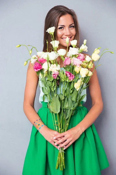 Neşeli kadın holding çiçekler — Stok fotoğraf
