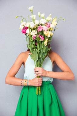 Çiçekli yüzünü kaplayan kadın 