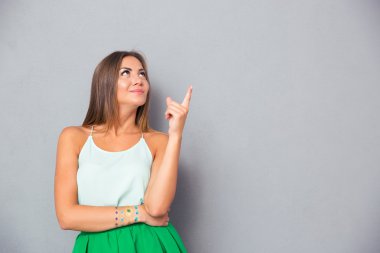 Mutlu sevimli kadın işaret parmağı yukarıya 
