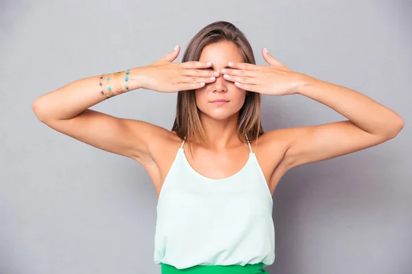 Chica cubriendo sus ojos con las manos — Foto de Stock