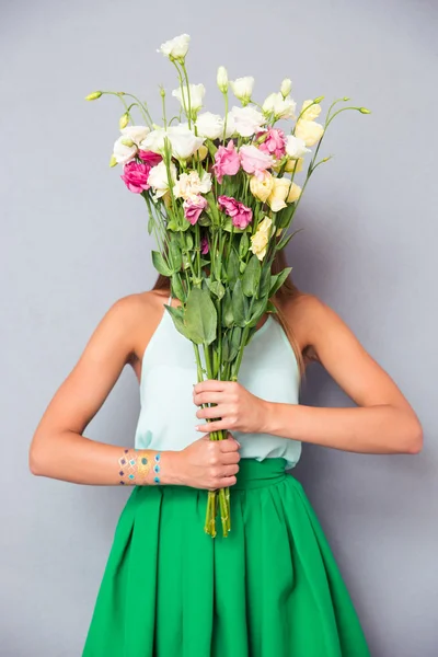 Mujer cubriéndose la cara con flores —  Fotos de Stock