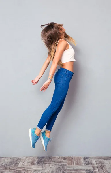 Retrato de comprimento total de uma menina pulando — Fotografia de Stock