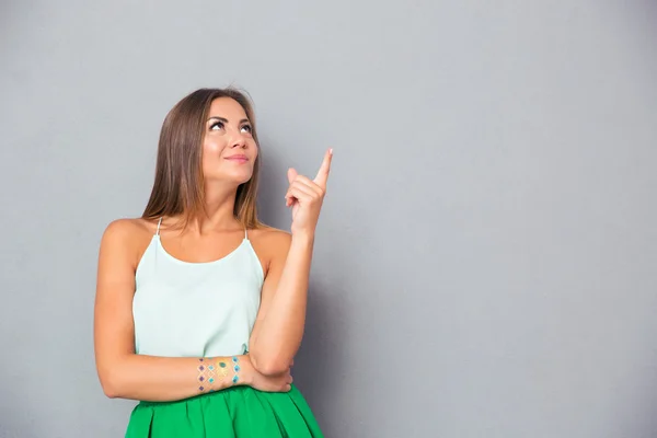 Feliz bonito mulher apontando dedo para cima — Fotografia de Stock