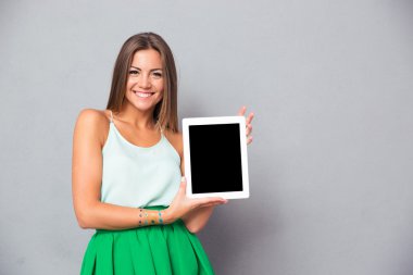 Gülümseyen kadın boş tablet bilgisayar ekranında gösterilen