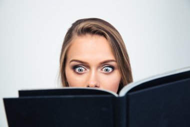 Genç kadın kitap okuma hayran 
