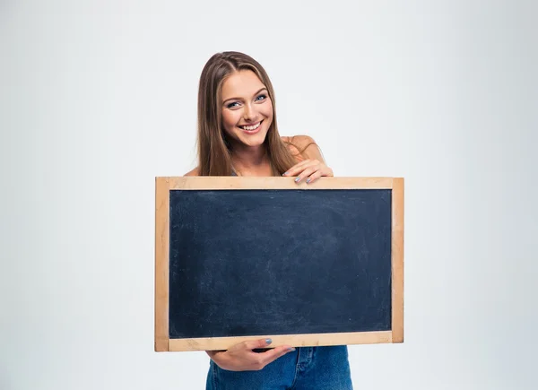 Lachende vrouwelijke student bedrijf leeg bord — Stockfoto