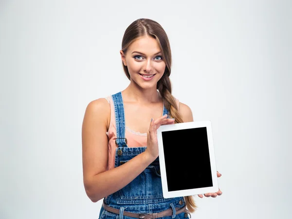 微笑的女士显示空白平板电脑屏幕 — 图库照片